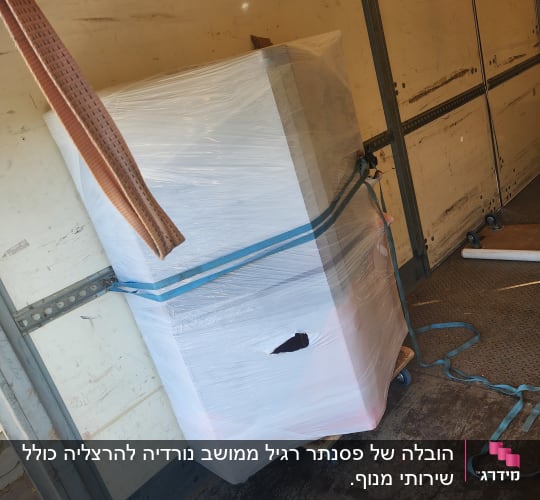 ארגז עטוף בניילון עם רצועות בתוך משאית הובלה